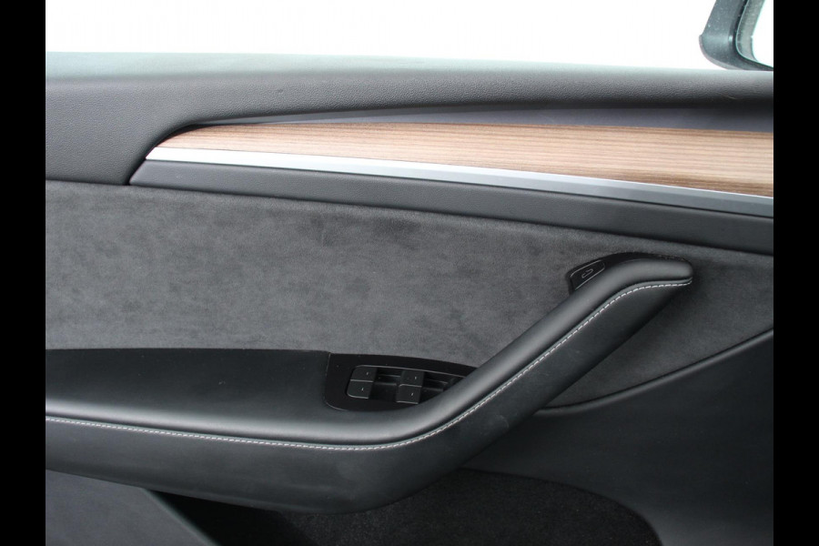 Tesla Model Y Performance Long Range AWD 75 kWh Climate control Adaptieve cruise control Achteruitrijcamera Panoramadak Keyless Stuurverwarming Stoelverwarming LED Navigatie Parkeersensoren Trekhaak