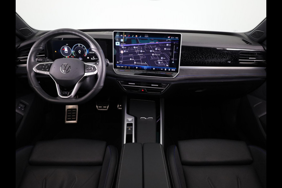 Volkswagen Passat Variant 1.5 eHybrid R-Line Edition 204 PK | Navigatie | Camera | wegklapbare trekhaak | elektrische klep | verlengde garantie