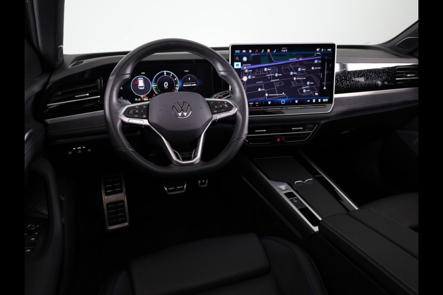 Volkswagen Passat Variant 1.5 eHybrid R-Line Edition 204 PK | Navigatie | Camera | wegklapbare trekhaak | elektrische klep | verlengde garantie