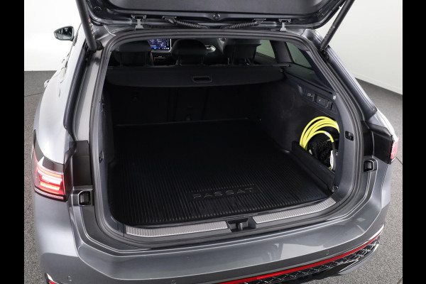 Volkswagen Passat Variant 1.5 eHybrid R-Line Edition 204 PK | Navigatie | Camera | wegklapbare trekhaak | elektrische klep | verlengde garantie