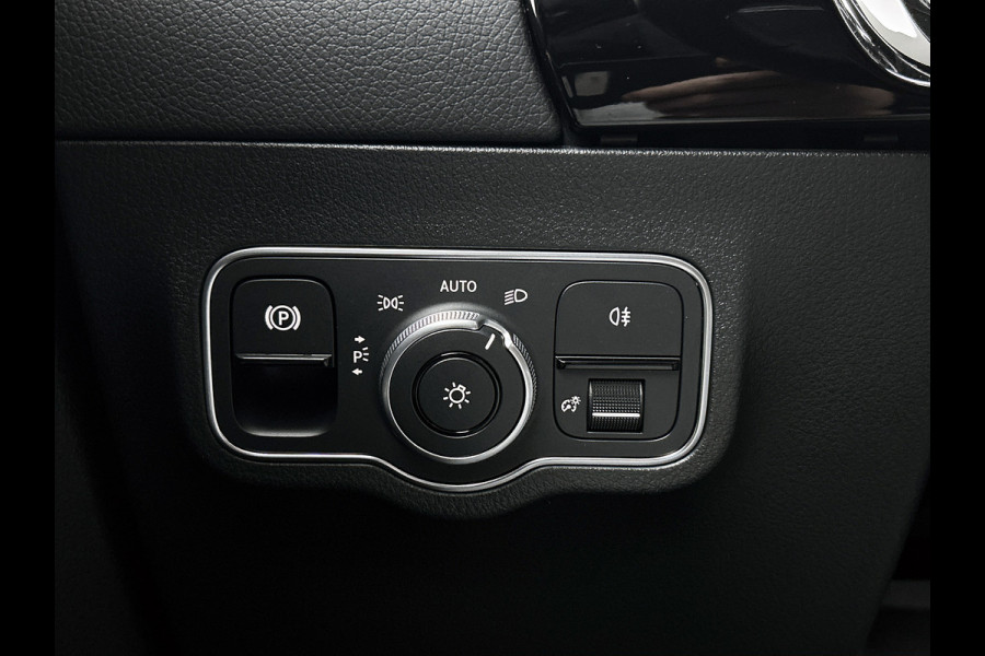 Mercedes-Benz GLA 250 e AMG Plug-In Hybride | Panoramadak | Trekhaak | Sfeerverlichting | Keyless Go | Parkeerpakket met Camera | Inclusief 24 maanden Mercedes-Benz Certified garantie voor Europa.