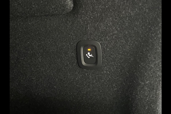 Volvo XC40 Single motor Plus Trekhaak | Adapt. Cruise | Stuur-/stoelverwarming | Achteruitrij camera | Carplay | Bliss