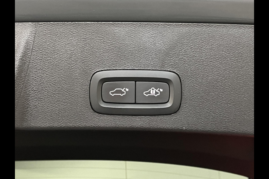 Volvo XC40 Single motor Plus Trekhaak | Adapt. Cruise | Stuur-/stoelverwarming | Achteruitrij camera | Carplay | Bliss