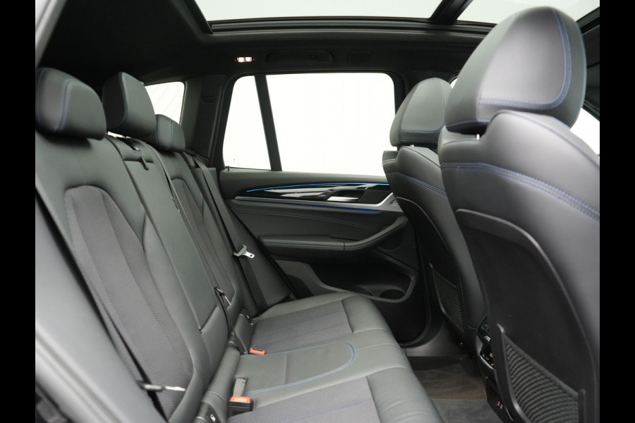 BMW X3 xDrive30e M Sport PHEV 293pk Dealer O.H. | Trekhaak Af Fabriek | Panodak | Head Up | 360 Camera | Adaptief Onderstel | Lederen Sportstoelen Memory & Verwarmd | Sfeerverlichting | Stuur Verwarmd | Keyless | Blis | Apple Carplay | Plug In Hybrid |