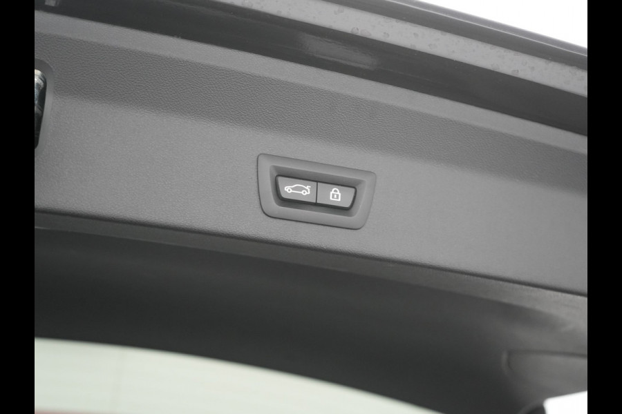 BMW X3 xDrive30e M Sport PHEV 293pk Dealer O.H. | Trekhaak Af Fabriek | Panodak | Head Up | 360 Camera | Adaptief Onderstel | Lederen Sportstoelen Memory & Verwarmd | Sfeerverlichting | Stuur Verwarmd | Keyless | Blis | Apple Carplay | Plug In Hybrid |