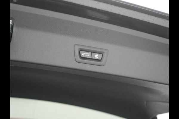 BMW X3 xDrive30e M Sport PHEV 293pk Dealer O.H. | Trekhaak Af Fabriek | Panodak | Head Up | 360 Camera | Adaptief Onderstel | Lederen Sportstoelen Memory & Verwarmd | Sfeerverlichting | Stuur Verwarmd | Keyless | Blis | Apple Carplay | Plug In Hybrid |