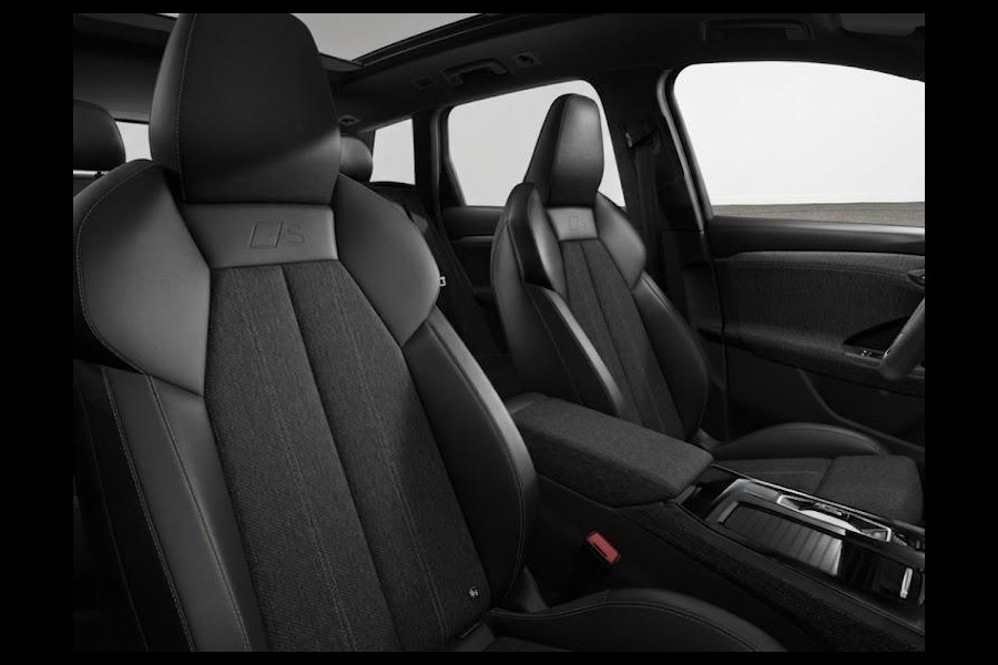 Audi Q6 e-tron S edition 83Kwh 252 pk SUV | Tech pakket plus | Glazen panoramadak | Trekhaak | Privacy glas |