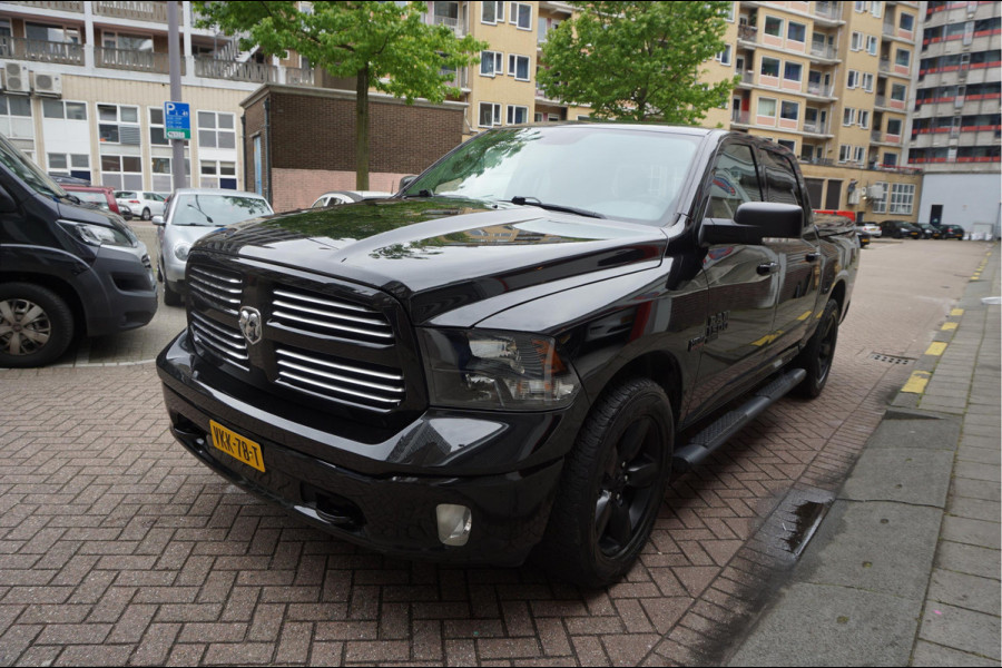 Dodge Ram 1500 5.7 V8 HEMI 4WD | BLACK OPTIC | Classic | 300L LPG | APPLE CARPLAY | Stoel- stuurverwarming | Navigatie | Pano-dak |