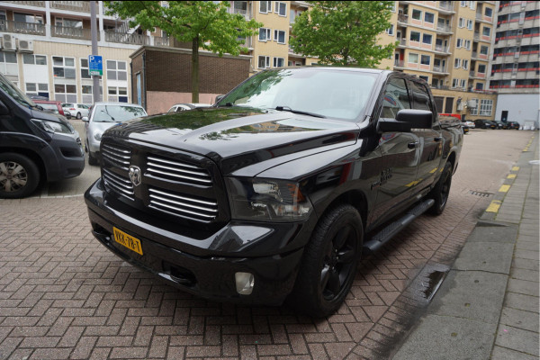 Dodge Ram 1500 5.7 V8 HEMI 4WD | BLACK OPTIC | Classic | 300L LPG | APPLE CARPLAY | Stoel- stuurverwarming | Navigatie | Pano-dak |