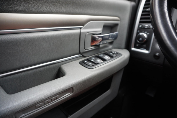 Dodge Ram 1500 5.7 V8 HEMI 4WD | BLACK OPTIC | Classic | 300L LPG | APPLE CARPLAY | Stoel- stuurverwarming | Navigatie | Pano-dak |
