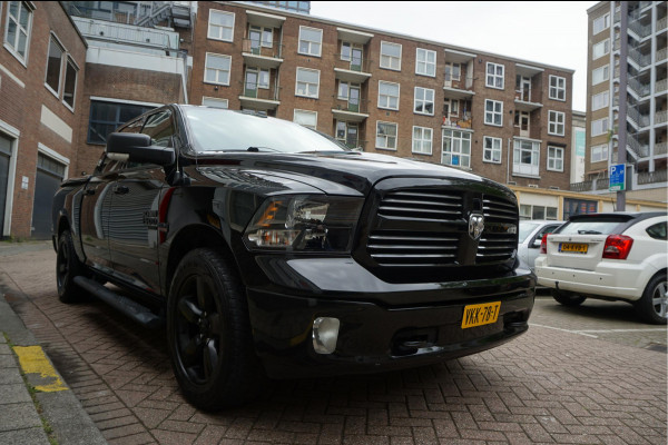 Dodge Ram 1500 5.7 V8 HEMI 4WD | BLACK OPTIC | Classic | 300L LPG | APPLE CARPLAY | Stoel- stuurverwarming | Navigatie | Pano-dak |