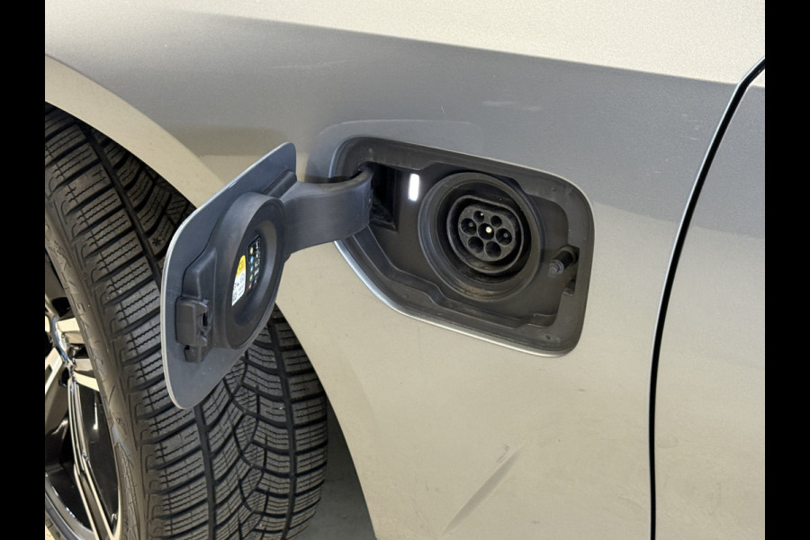 BMW 3 Serie Touring 330e | M-pakket | Lederen sportstoelen | Harman/Kardon | Sfeerverlichting | Full LED