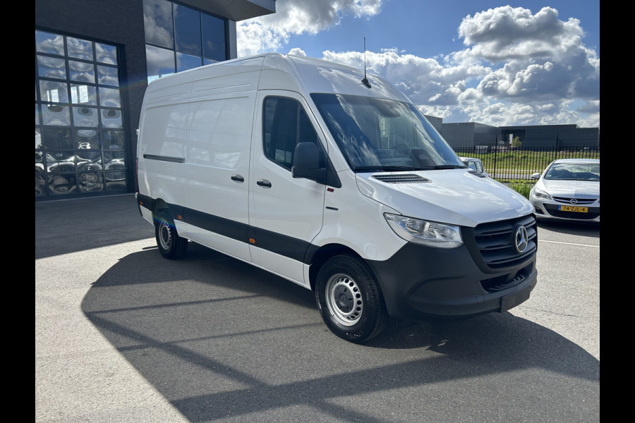 Mercedes-Benz eSprinter 320 L2 Pro 81kWh / Snel laden 115Kw / Trekhaak / MBUX / Navigatie / Camera / Cruise control / Airco / 270 Graden achterdeuren
