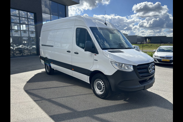 Mercedes-Benz eSprinter 320 L2 Pro 81kWh / Snel laden 115Kw / Trekhaak / MBUX / Navigatie / Camera / Cruise control / Airco / 270 Graden achterdeuren