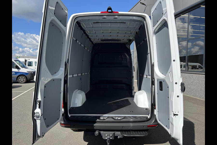 Mercedes-Benz eSprinter 320 L2 Pro 81kWh / Snel laden 115Kw / Trekhaak / MBUX / Navigatie / Camera / Cruise control / Airco / 270 Graden achterdeuren