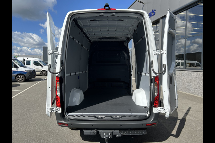 Mercedes-Benz eSprinter 320 L2 Pro 81kWh / Snel laden 115Kw / Trekhaak / MBUX / Navigatie / Camera / Cruise control / Airco / 270 Graden achterdeuren