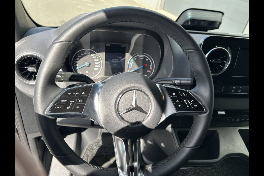 Mercedes-Benz eSprinter 320 L2 Pro 81kWh / Snel laden 115Kw / Trekhaak / MBUX / Navigatie / Camera / Cruise control / Airco / 270 Graden achterdeuren