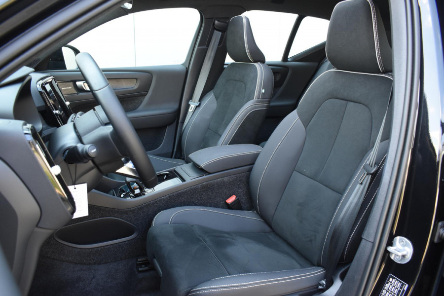 Volvo EX40 Single Motor Extended Range Ultra 82 kWh Navigatie / 360 Camera / 20'' velgen / Panorama schuif-kanteldak / Harman Kardon / Elektrisch verstelbare stoelen met geheugen / Stoelverwarming / Stuurverwarming