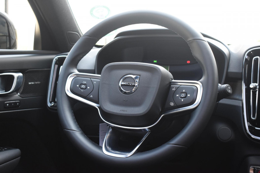 Volvo EX40 Single Motor Extended Range Ultra 82 kWh Navigatie / 360 Camera / 20'' velgen / Panorama schuif-kanteldak / Harman Kardon / Elektrisch verstelbare stoelen met geheugen / Stoelverwarming / Stuurverwarming