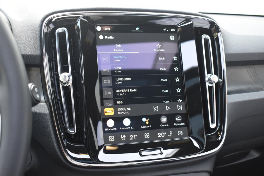 Volvo EX40 Single Motor Extended Range Ultra 82 kWh Navigatie / 360 Camera / 20'' velgen / Panorama schuif-kanteldak / Harman Kardon / Elektrisch verstelbare stoelen met geheugen / Stoelverwarming / Stuurverwarming