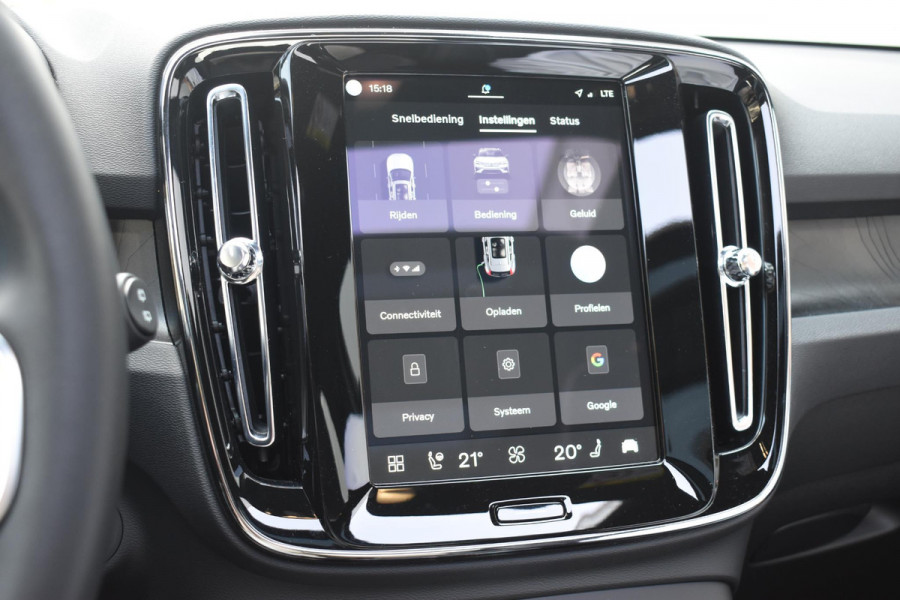 Volvo EX40 Single Motor Extended Range Ultra 82 kWh Navigatie / 360 Camera / 20'' velgen / Panorama schuif-kanteldak / Harman Kardon / Elektrisch verstelbare stoelen met geheugen / Stoelverwarming / Stuurverwarming