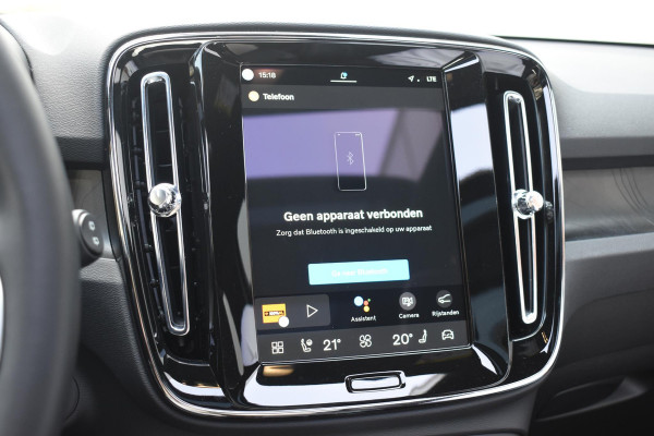 Volvo EX40 Single Motor Extended Range Ultra 82 kWh Navigatie / 360 Camera / 20'' velgen / Panorama schuif-kanteldak / Harman Kardon / Elektrisch verstelbare stoelen met geheugen / Stoelverwarming / Stuurverwarming