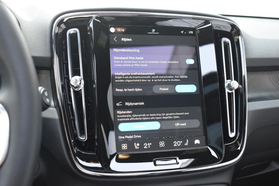 Volvo EX40 Single Motor Extended Range Ultra 82 kWh Navigatie / 360 Camera / 20'' velgen / Panorama schuif-kanteldak / Harman Kardon / Elektrisch verstelbare stoelen met geheugen / Stoelverwarming / Stuurverwarming