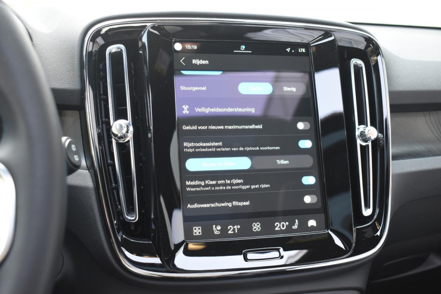 Volvo EX40 Single Motor Extended Range Ultra 82 kWh Navigatie / 360 Camera / 20'' velgen / Panorama schuif-kanteldak / Harman Kardon / Elektrisch verstelbare stoelen met geheugen / Stoelverwarming / Stuurverwarming