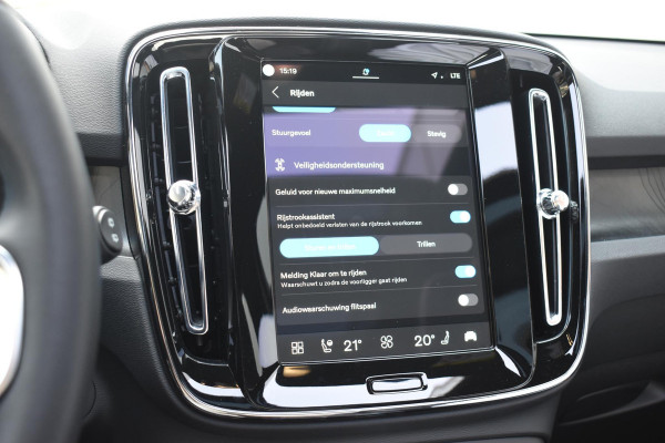 Volvo EX40 Single Motor Extended Range Ultra 82 kWh Navigatie / 360 Camera / 20'' velgen / Panorama schuif-kanteldak / Harman Kardon / Elektrisch verstelbare stoelen met geheugen / Stoelverwarming / Stuurverwarming