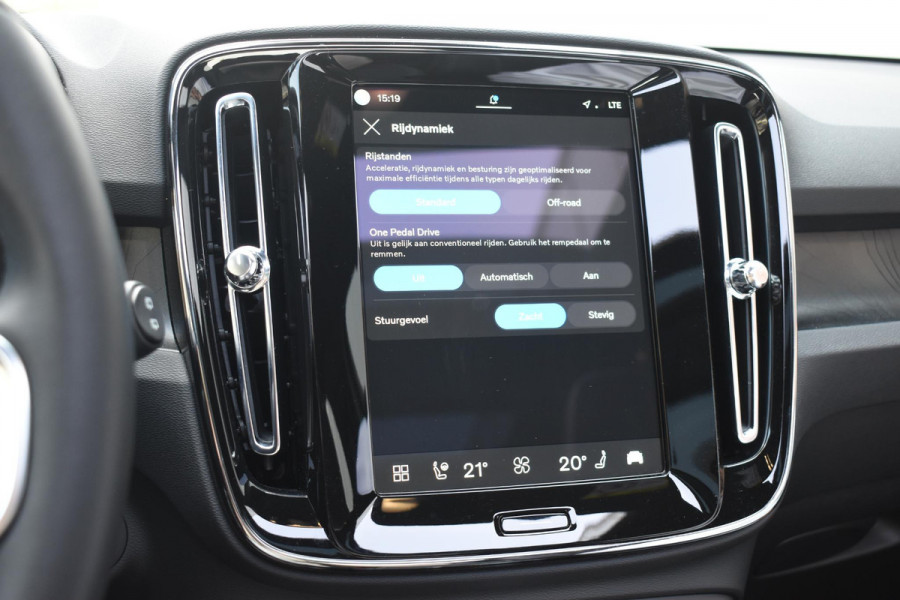 Volvo EX40 Single Motor Extended Range Ultra 82 kWh Navigatie / 360 Camera / 20'' velgen / Panorama schuif-kanteldak / Harman Kardon / Elektrisch verstelbare stoelen met geheugen / Stoelverwarming / Stuurverwarming