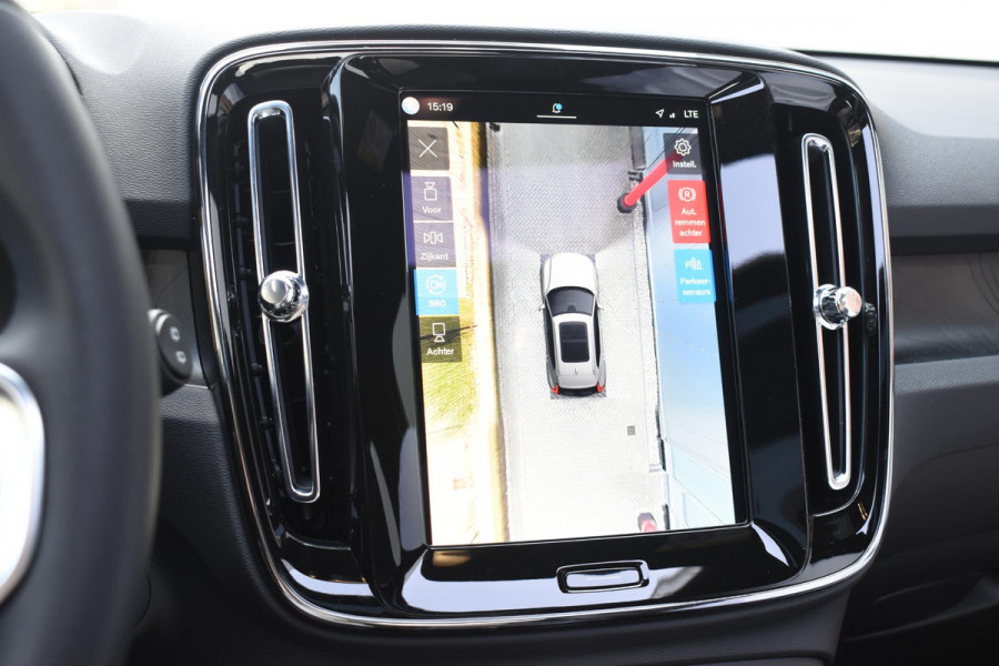 Volvo EX40 Single Motor Extended Range Ultra 82 kWh Navigatie / 360 Camera / 20'' velgen / Panorama schuif-kanteldak / Harman Kardon / Elektrisch verstelbare stoelen met geheugen / Stoelverwarming / Stuurverwarming