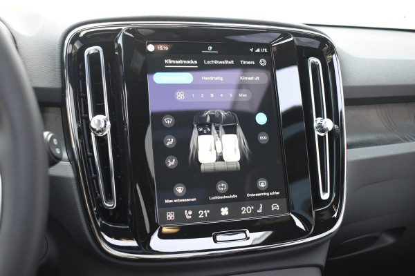 Volvo EX40 Single Motor Extended Range Ultra 82 kWh Navigatie / 360 Camera / 20'' velgen / Panorama schuif-kanteldak / Harman Kardon / Elektrisch verstelbare stoelen met geheugen / Stoelverwarming / Stuurverwarming