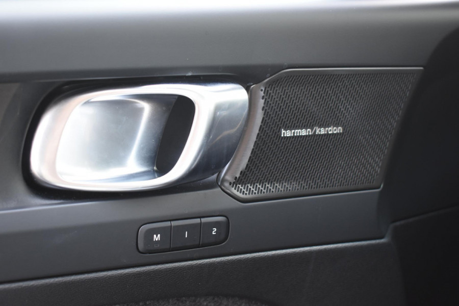 Volvo EX40 Single Motor Extended Range Ultra 82 kWh Navigatie / 360 Camera / 20'' velgen / Panorama schuif-kanteldak / Harman Kardon / Elektrisch verstelbare stoelen met geheugen / Stoelverwarming / Stuurverwarming