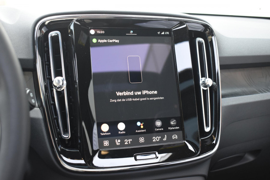 Volvo EX40 Single Motor Extended Range Ultra 82 kWh Navigatie / 360 Camera / 20'' velgen / Panorama schuif-kanteldak / Harman Kardon / Elektrisch verstelbare stoelen met geheugen / Stoelverwarming / Stuurverwarming