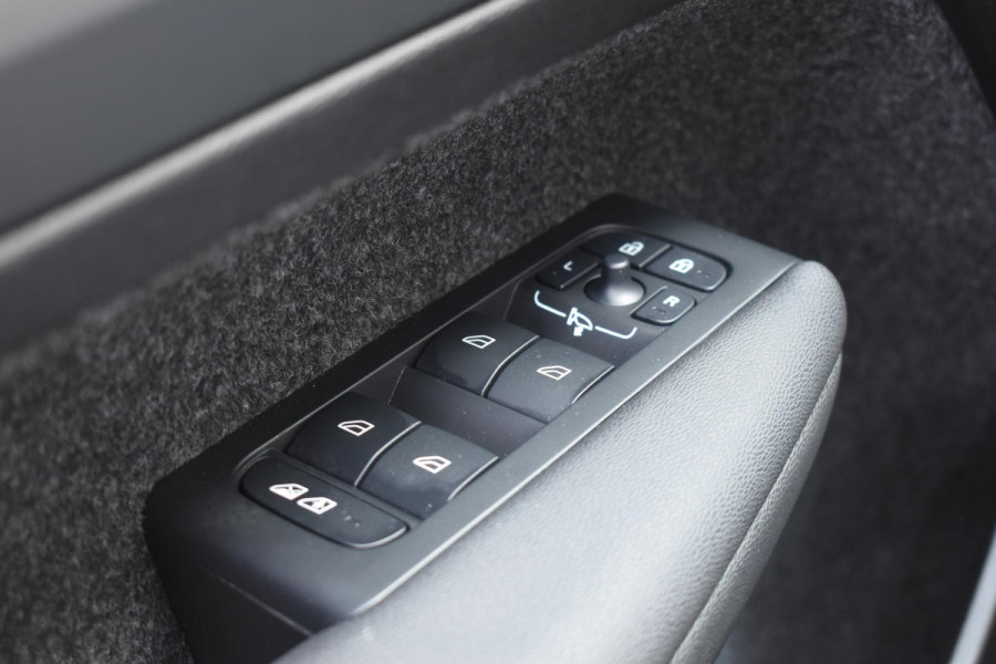 Volvo EX40 Single Motor Extended Range Ultra 82 kWh Navigatie / 360 Camera / 20'' velgen / Panorama schuif-kanteldak / Harman Kardon / Elektrisch verstelbare stoelen met geheugen / Stoelverwarming / Stuurverwarming
