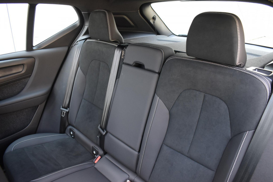 Volvo EX40 Single Motor Extended Range Ultra 82 kWh Navigatie / 360 Camera / 20'' velgen / Panorama schuif-kanteldak / Harman Kardon / Elektrisch verstelbare stoelen met geheugen / Stoelverwarming / Stuurverwarming