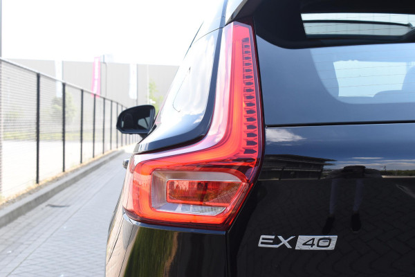 Volvo EX40 Single Motor Extended Range Ultra 82 kWh Navigatie / 360 Camera / 20'' velgen / Panorama schuif-kanteldak / Harman Kardon / Elektrisch verstelbare stoelen met geheugen / Stoelverwarming / Stuurverwarming