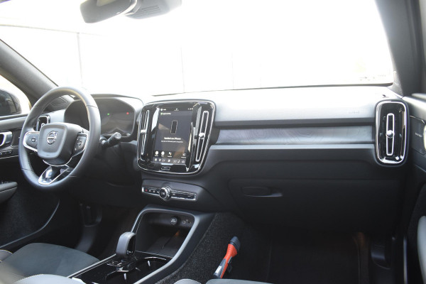 Volvo EX40 Single Motor Extended Range Ultra 82 kWh Navigatie / 360 Camera / 20'' velgen / Panorama schuif-kanteldak / Harman Kardon / Elektrisch verstelbare stoelen met geheugen / Stoelverwarming / Stuurverwarming