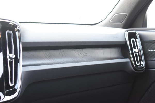 Volvo EX40 Single Motor Extended Range Ultra 82 kWh Navigatie / 360 Camera / 20'' velgen / Panorama schuif-kanteldak / Harman Kardon / Elektrisch verstelbare stoelen met geheugen / Stoelverwarming / Stuurverwarming