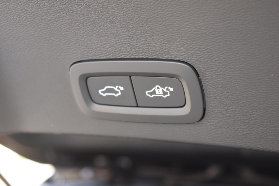 Volvo EX40 Single Motor Extended Range Ultra 82 kWh Navigatie / 360 Camera / 20'' velgen / Panorama schuif-kanteldak / Harman Kardon / Elektrisch verstelbare stoelen met geheugen / Stoelverwarming / Stuurverwarming