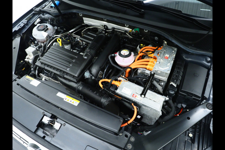 Volkswagen Passat Variant 1.4 TSI PHEV GTE 218PK | Panoramadak | Trekhaak | Massage | Camera | Virtual | Memory | Matrix | Carplay