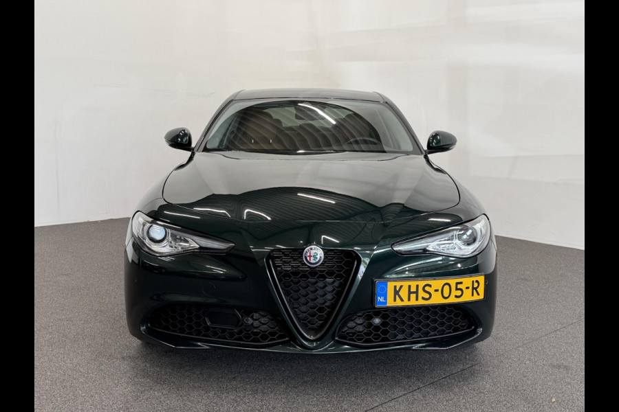 Alfa Romeo Giulia 2.0T 200pk Sprint Aut. Navigatie Apple Carplay Android Auto Camera Parkeersensoren Adaptive Cruise Control Dodehoek detectie Stoelverwarming Lichtmetalen velgen Climate Control