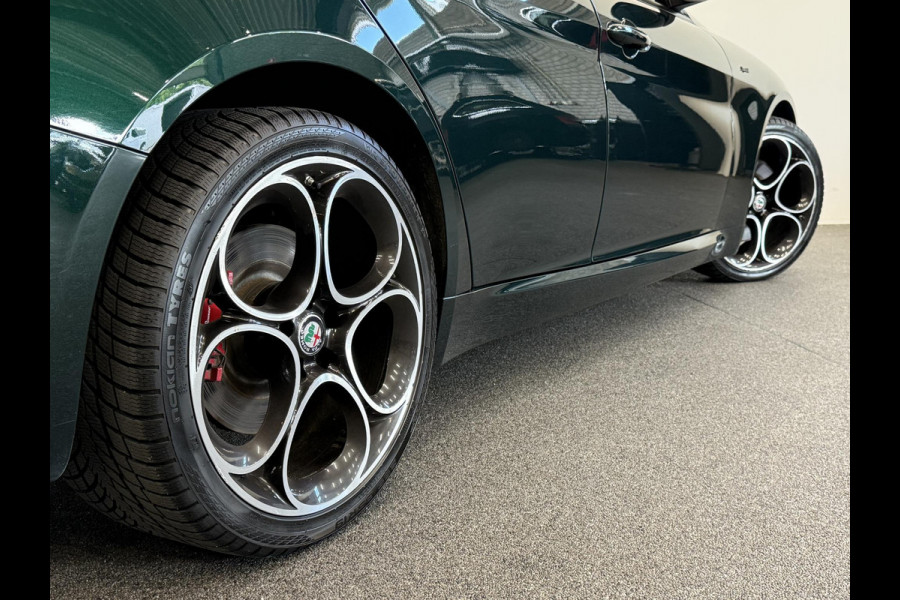 Alfa Romeo Giulia 2.0T 200pk Sprint Aut. Navigatie Apple Carplay Android Auto Camera Parkeersensoren Adaptive Cruise Control Dodehoek detectie Stoelverwarming Lichtmetalen velgen Climate Control