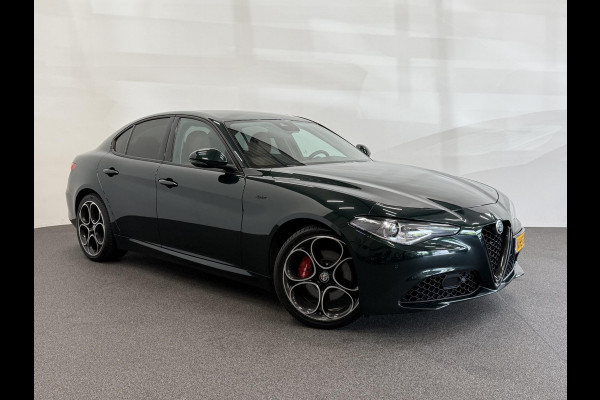 Alfa Romeo Giulia 2.0T 200pk Sprint Aut. Navigatie Apple Carplay Android Auto Camera Parkeersensoren Adaptive Cruise Control Dodehoek detectie Stoelverwarming Lichtmetalen velgen Climate Control