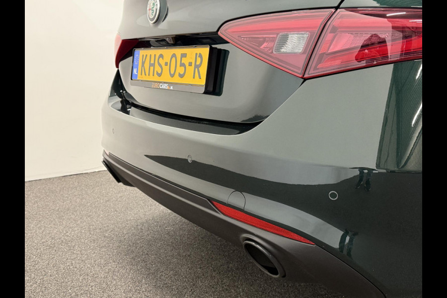 Alfa Romeo Giulia 2.0T 200pk Sprint Aut. Navigatie Apple Carplay Android Auto Camera Parkeersensoren Adaptive Cruise Control Dodehoek detectie Stoelverwarming Lichtmetalen velgen Climate Control