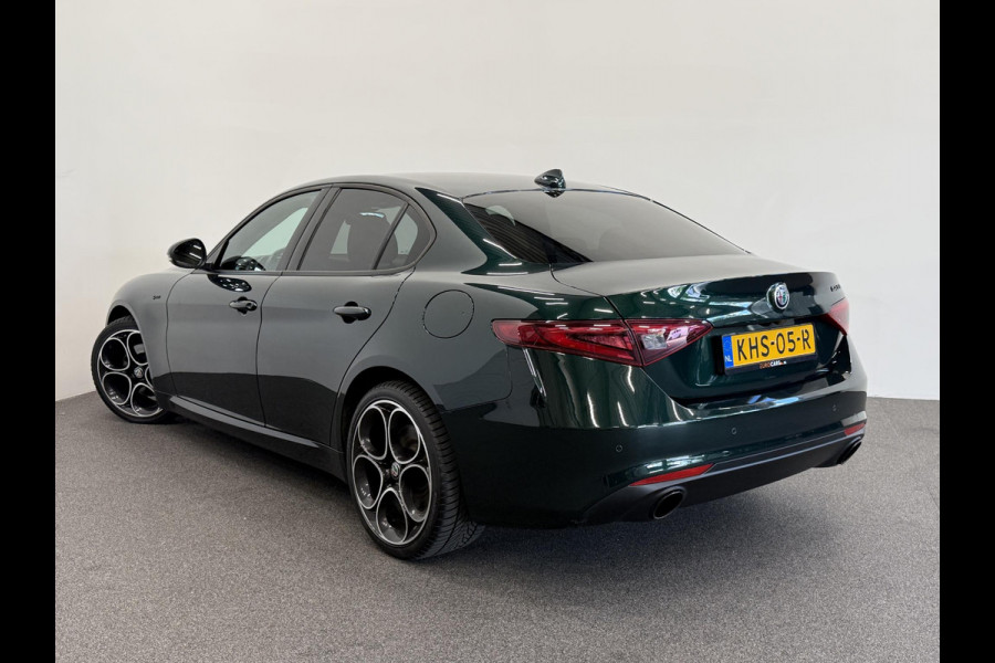 Alfa Romeo Giulia 2.0T 200pk Sprint Aut. Navigatie Apple Carplay Android Auto Camera Parkeersensoren Adaptive Cruise Control Dodehoek detectie Stoelverwarming Lichtmetalen velgen Climate Control
