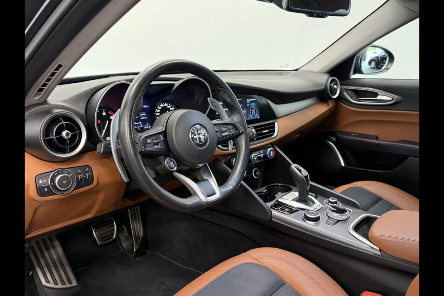 Alfa Romeo Giulia 2.0T 200pk Sprint Aut. Navigatie Apple Carplay Android Auto Camera Parkeersensoren Adaptive Cruise Control Dodehoek detectie Stoelverwarming Lichtmetalen velgen Climate Control