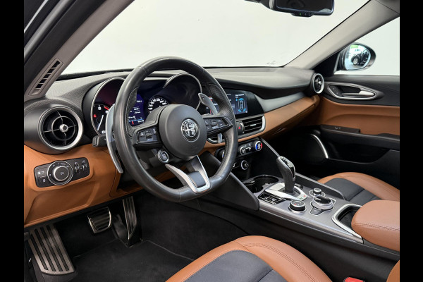 Alfa Romeo Giulia 2.0T 200pk Sprint Aut. Navigatie Apple Carplay Android Auto Camera Parkeersensoren Adaptive Cruise Control Dodehoek detectie Stoelverwarming Lichtmetalen velgen Climate Control