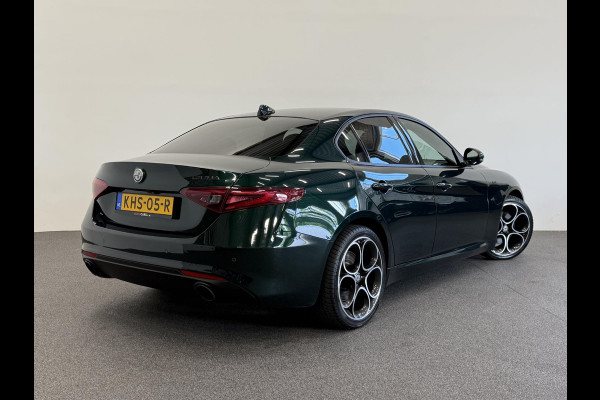 Alfa Romeo Giulia 2.0T 200pk Sprint Aut. Navigatie Apple Carplay Android Auto Camera Parkeersensoren Adaptive Cruise Control Dodehoek detectie Stoelverwarming Lichtmetalen velgen Climate Control