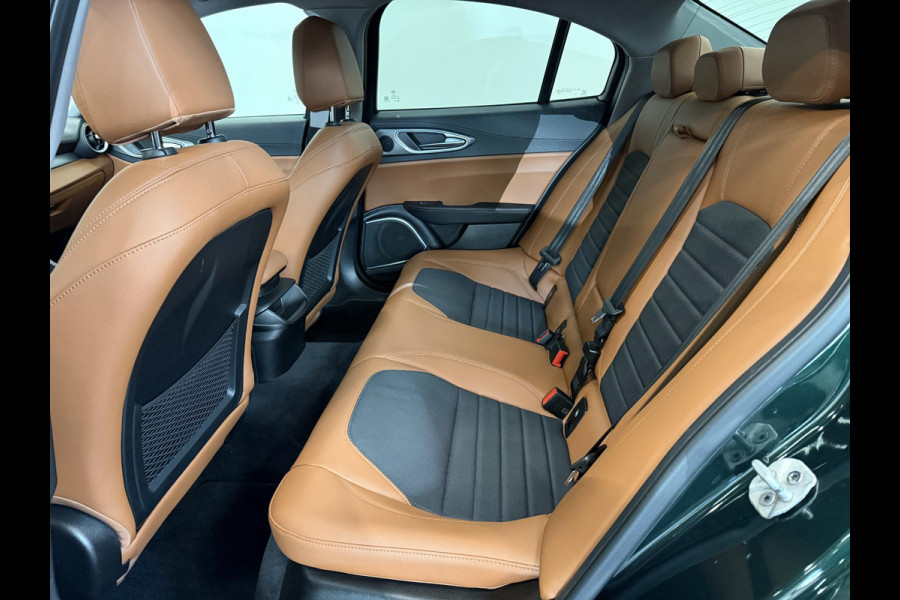 Alfa Romeo Giulia 2.0T 200pk Sprint Aut. Navigatie Apple Carplay Android Auto Camera Parkeersensoren Adaptive Cruise Control Dodehoek detectie Stoelverwarming Lichtmetalen velgen Climate Control